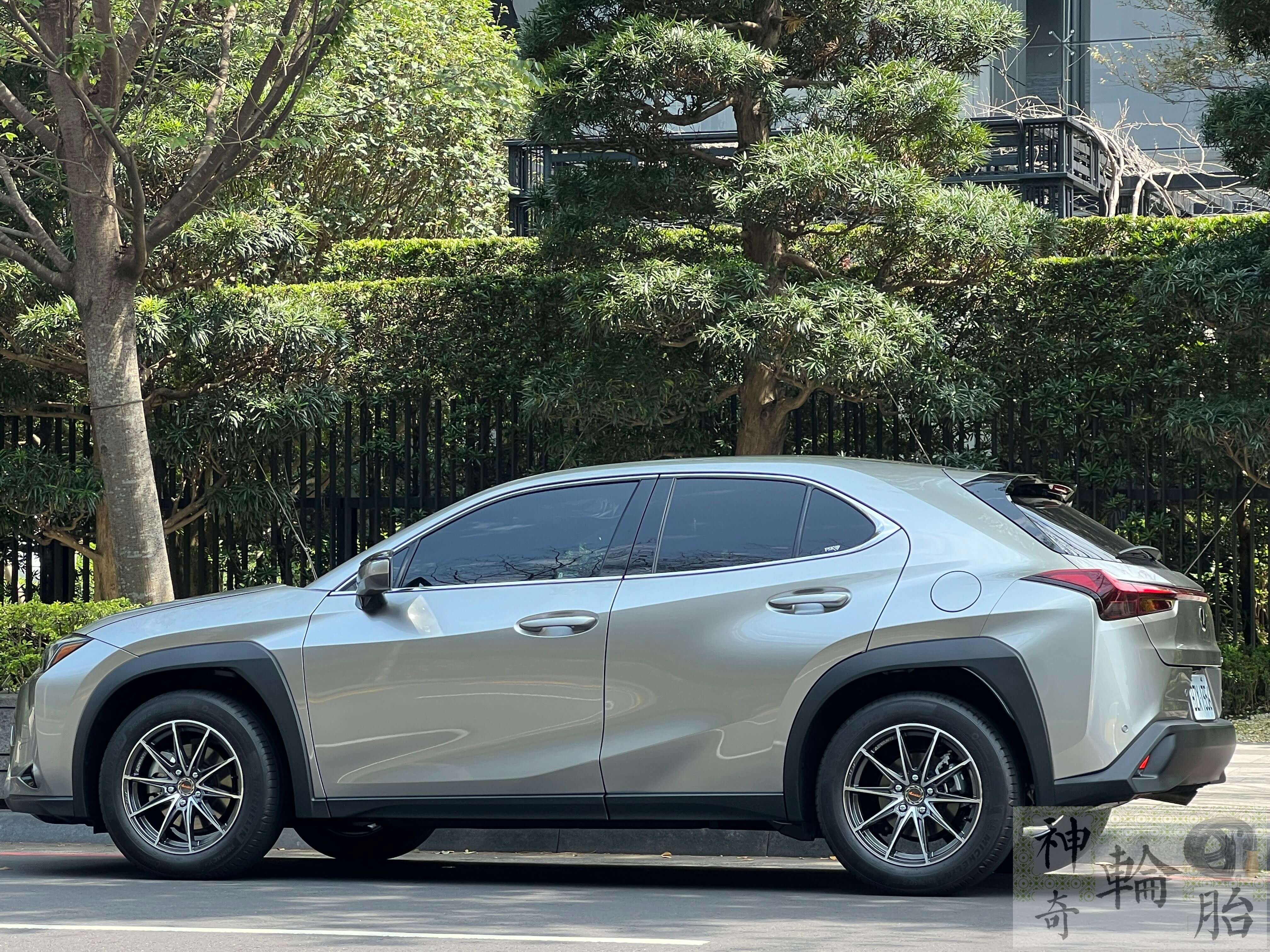 Lexus 2024 UX300H 美圈17吋順謚鋁圈Advanti MAT19 璇壓輕量化8.4公斤亮鐵灰車面7.5J ET42